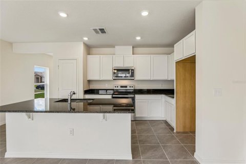 Townhouse in Lake Wales, Florida 3 bedrooms, 156.54 sq.m. № 2296813 - photo 3