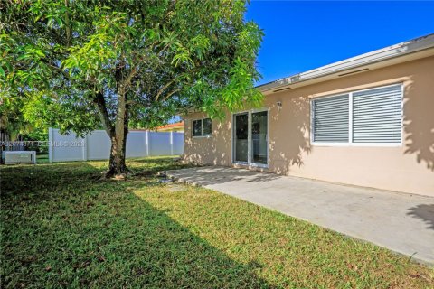 House in Sweetwater, Florida 4 bedrooms, 242.01 sq.m. № 2312197 - photo 11
