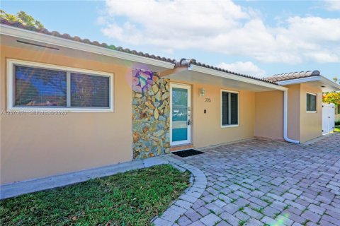 House in Sweetwater, Florida 4 bedrooms, 242.01 sq.m. № 2312197 - photo 16