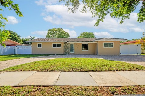 House in Sweetwater, Florida 4 bedrooms, 242.01 sq.m. № 2312197 - photo 5