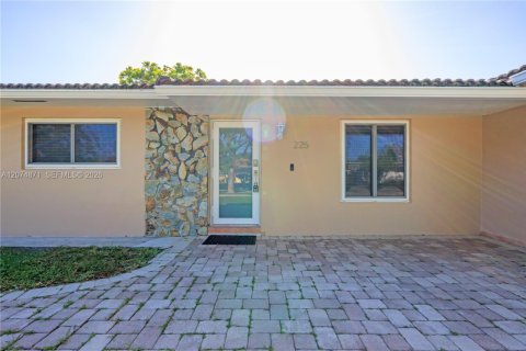 House in Sweetwater, Florida 4 bedrooms, 242.01 sq.m. № 2312197 - photo 15