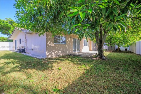 House in Sweetwater, Florida 4 bedrooms, 242.01 sq.m. № 2312197 - photo 8