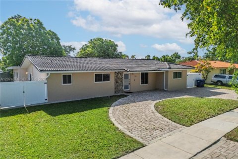 House in Sweetwater, Florida 4 bedrooms, 242.01 sq.m. № 2312197 - photo 3