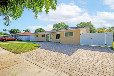 House in Sweetwater, Florida 4 bedrooms, 242.01 sq.m. № 2312197 - photo 6