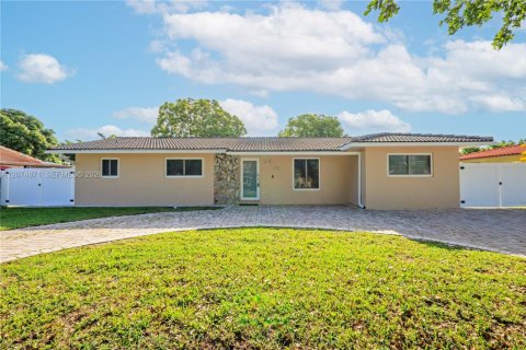 House in Sweetwater, Florida 4 bedrooms, 242.01 sq.m. № 2312197 - photo 14
