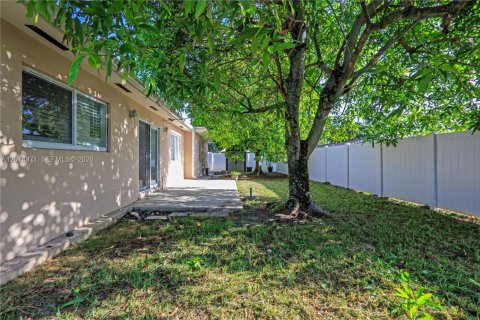 House in Sweetwater, Florida 4 bedrooms, 242.01 sq.m. № 2312197 - photo 9