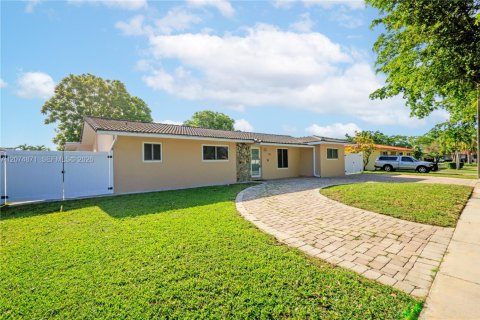 House in Sweetwater, Florida 4 bedrooms, 242.01 sq.m. № 2312197 - photo 4