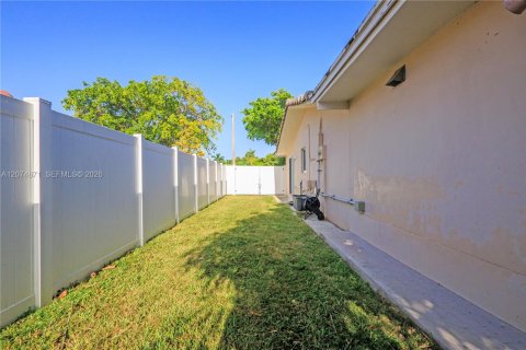 House in Sweetwater, Florida 4 bedrooms, 242.01 sq.m. № 2312197 - photo 7