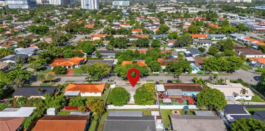 House in Sweetwater, Florida 4 bedrooms, 242.01 sq.m. № 2312197