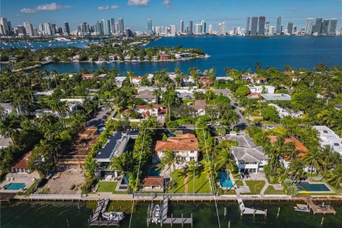 Casa en alquiler en Miami Beach, Florida, 4 dormitorios, 408.12 m2 № 1948292 - foto 2