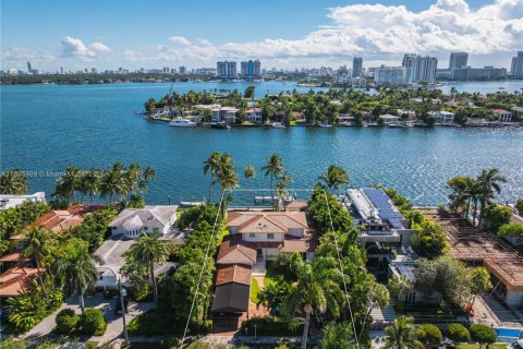 Casa en alquiler en Miami Beach, Florida, 4 dormitorios, 408.12 m2 № 1948292 - foto 3