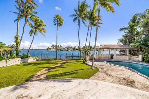 Casa en alquiler en Miami Beach, Florida, 4 dormitorios, 408.12 m2 № 1948292 - foto 1