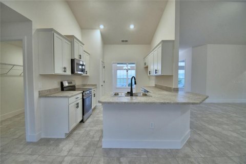 House in Auburndale, Florida 4 bedrooms, 201.51 sq.m. № 2215226 - photo 16