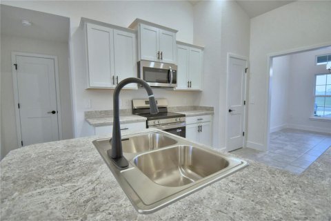 House in Auburndale, Florida 4 bedrooms, 201.51 sq.m. № 2215226 - photo 18