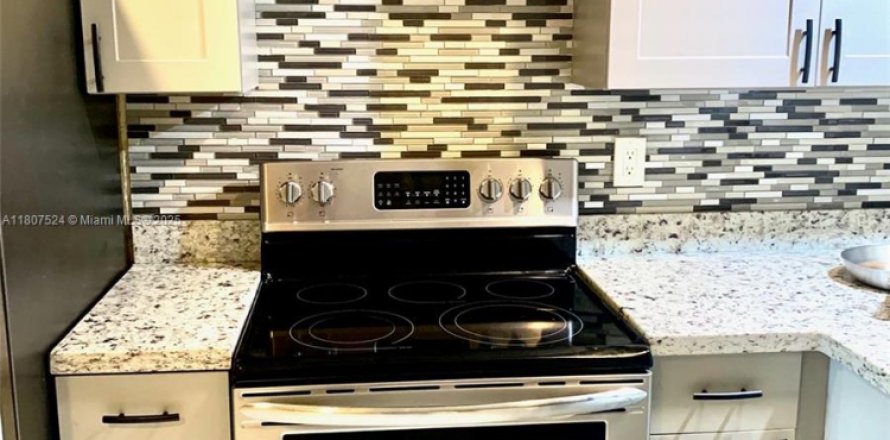 House in Lauderdale Lakes, Florida 3 bedrooms, 166.76 sq.m. № 1748807