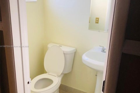 House in Lauderdale Lakes, Florida 3 bedrooms, 166.76 sq.m. № 1748807 - photo 3