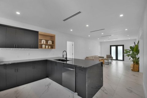 House in Miami, Florida 4 bedrooms, 152.27 sq.m. № 1711904 - photo 7