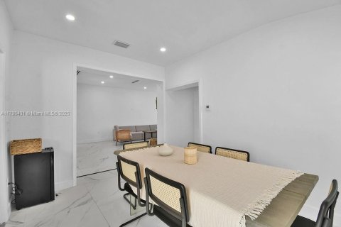 House in Miami, Florida 4 bedrooms, 152.27 sq.m. № 1711904 - photo 16