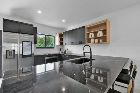House in Miami, Florida 4 bedrooms, 152.27 sq.m. № 1711904 - photo 8