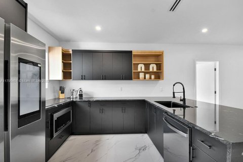 House in Miami, Florida 4 bedrooms, 152.27 sq.m. № 1711904 - photo 5