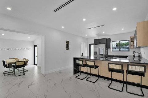 House in Miami, Florida 4 bedrooms, 152.27 sq.m. № 1711904 - photo 10