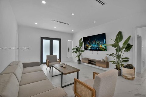 House in Miami, Florida 4 bedrooms, 152.27 sq.m. № 1711904 - photo 14