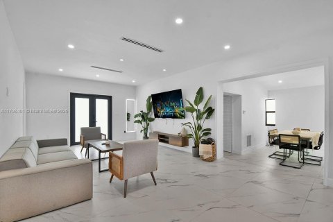 House in Miami, Florida 4 bedrooms, 152.27 sq.m. № 1711904 - photo 11