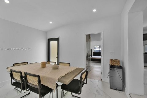 House in Miami, Florida 4 bedrooms, 152.27 sq.m. № 1711904 - photo 17