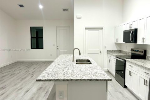 House in Lehigh Acres, Florida 3 bedrooms № 1731085 - photo 6
