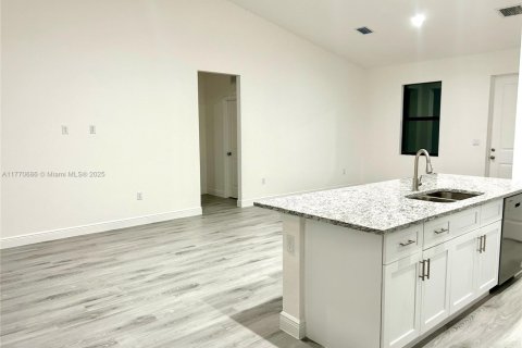 House in Lehigh Acres, Florida 3 bedrooms № 1731085 - photo 5