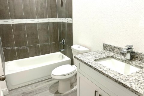 House in Lehigh Acres, Florida 3 bedrooms № 1731085 - photo 15