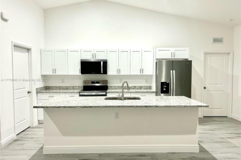 House in Lehigh Acres, Florida 3 bedrooms № 1731085 - photo 4