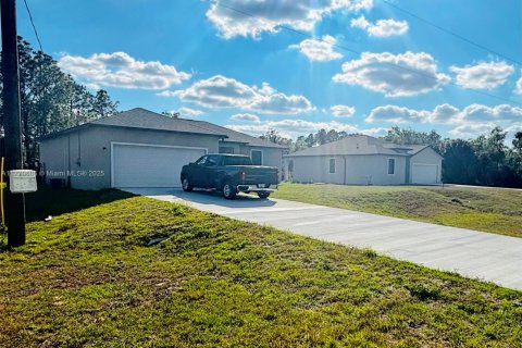 House in Lehigh Acres, Florida 3 bedrooms № 1731085 - photo 2