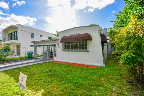 Casa en alquiler en Miami, Florida, 3 dormitorios, 124.49 m2 № 2048056 - foto 2