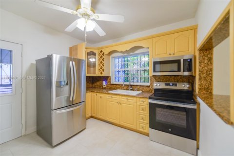 Casa en alquiler en Miami, Florida, 3 dormitorios, 124.49 m2 № 2048056 - foto 28