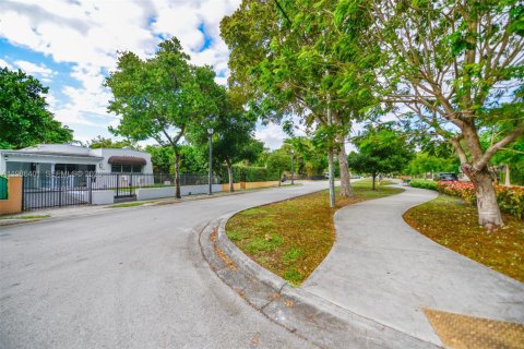 Casa en alquiler en Miami, Florida, 3 dormitorios, 124.49 m2 № 2048056 - foto 8