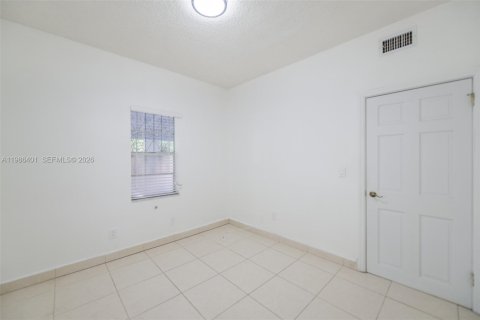Casa en alquiler en Miami, Florida, 3 dormitorios, 124.49 m2 № 2048056 - foto 13