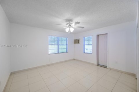 Casa en alquiler en Miami, Florida, 3 dormitorios, 124.49 m2 № 2048056 - foto 24
