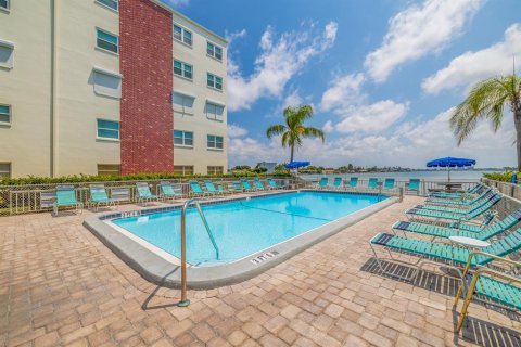 Condo in Saint Pete Beach, Florida, 1 bedroom  № 1636657 - photo 25