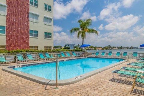 Condo in Saint Pete Beach, Florida, 1 bedroom  № 1636657 - photo 26