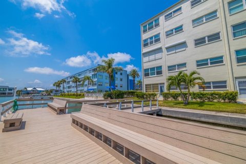 Condo in Saint Pete Beach, Florida, 1 bedroom  № 1636657 - photo 29