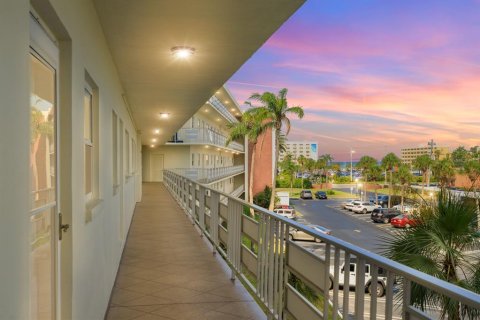 Condo in Saint Pete Beach, Florida, 1 bedroom  № 1636657 - photo 1