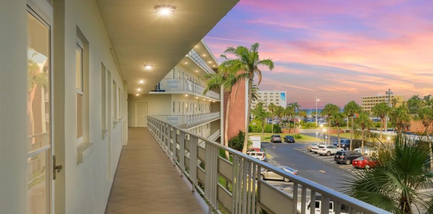 Condo in Saint Pete Beach, Florida, 1 bedroom  № 1636657