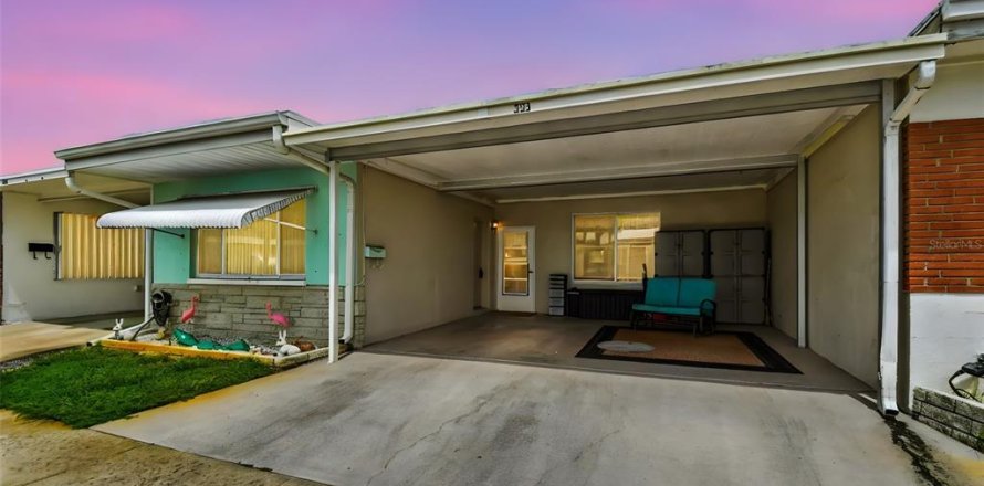 House in Largo, Florida 2 bedrooms, 93.83 sq.m. № 1914309