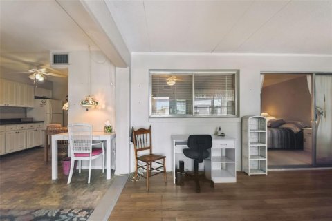 House in Largo, Florida 2 bedrooms, 93.83 sq.m. № 1914309 - photo 10