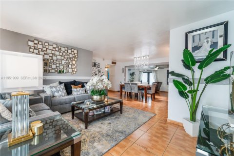 Casa en venta en Hialeah, Florida, 4 dormitorios, 186.08 m2 № 2006394 - foto 2