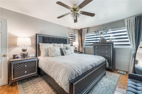 Casa en venta en Hialeah, Florida, 4 dormitorios, 186.08 m2 № 2006394 - foto 10