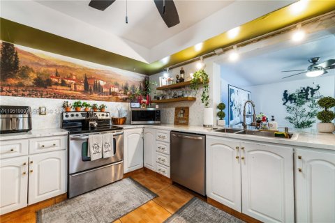 Casa en venta en Hialeah, Florida, 4 dormitorios, 186.08 m2 № 2006394 - foto 22