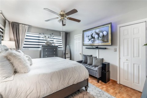 Casa en venta en Hialeah, Florida, 4 dormitorios, 186.08 m2 № 2006394 - foto 9