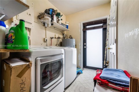 Casa en venta en Hialeah, Florida, 4 dormitorios, 186.08 m2 № 2006394 - foto 27